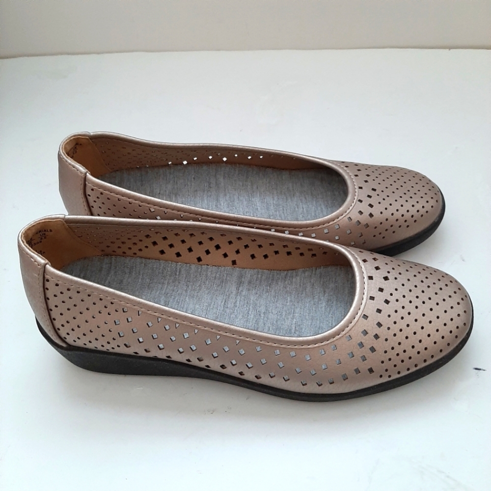 Basic Editions Golden Metallic Shoes